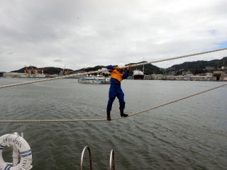 ロープの上に立つ潜水士